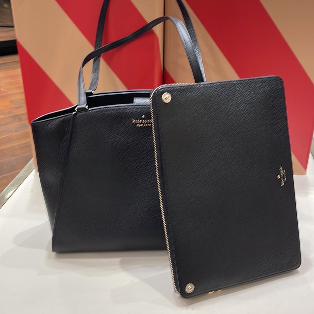 Kate Spade Brim Laptop Tote
COLOR:
Black - Picture 2 of 16